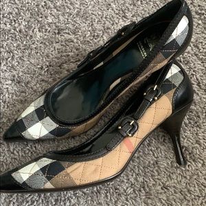 Burberry Check Fabric Cutout Pump   Size 37/ US 7